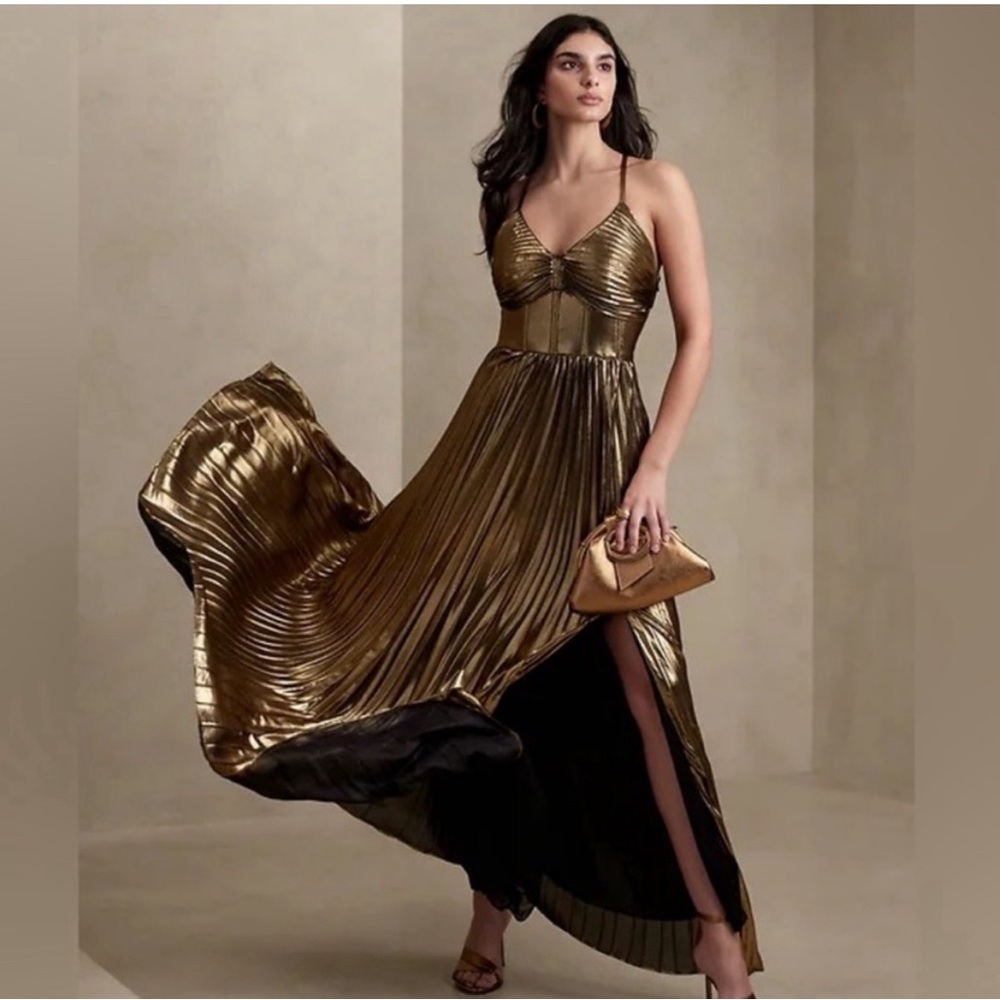 Banana republic raggiera pleated dress in Gold.